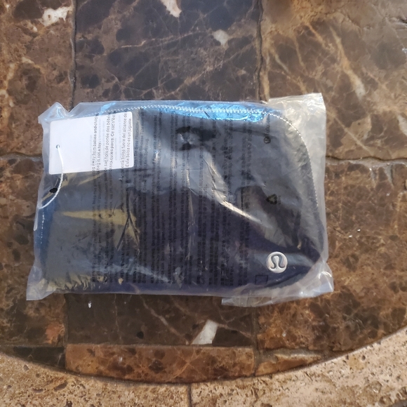 Lululemon Athletica Everywhere Belt Bag, Black Sherpa , 7.5 x 5 x 2 inches NWT - Picture 2 of 3